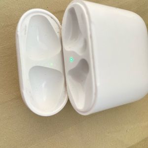AirPods charging case